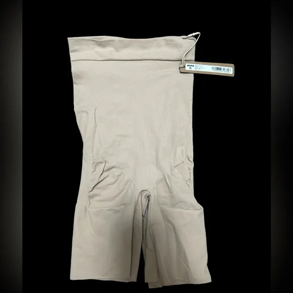 Skims Everyday Sculpt Short - Picture 2 of 3